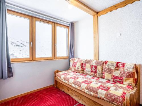 - un canapé dans une pièce dotée de fenêtres dans l'établissement Apartment Arcelle 602 by Interhome, à Val Thorens