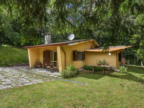 une petite maison jaune avec un arbre dans l'établissement Holiday Home Al Faggio - GLL120 by Interhome, à Lucques