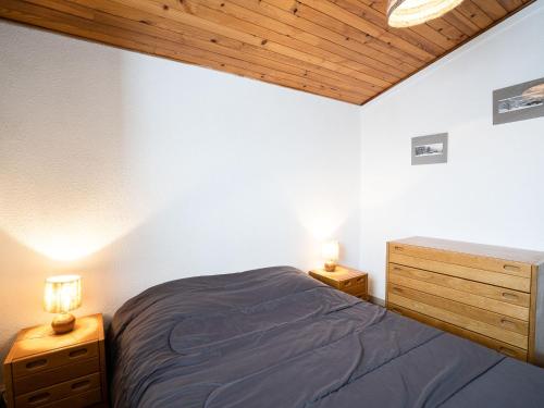 une chambre avec un lit et deux tables de nuit dans l'établissement Apartment Jettay Aigle 17 by Interhome, aux Menuires