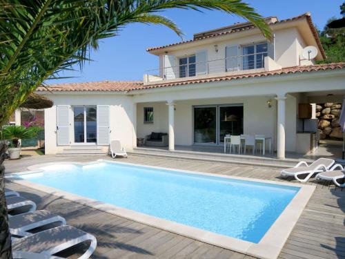 une villa avec une piscine en face d'une maison dans l'établissement Holiday Home Villa Ottavi - TAR140 by Interhome, à Sainte-Lucie de Porto-Vecchio