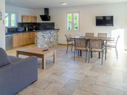 une cuisine et un salon avec une table et des chaises dans l'établissement Holiday Home A Suara-2 by Interhome, à Ghisonaccia