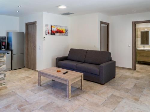 Holiday Home A Suara - GHI161 by Interhome في جيزنوكسيا: غرفة معيشة مع أريكة وطاولة قهوة