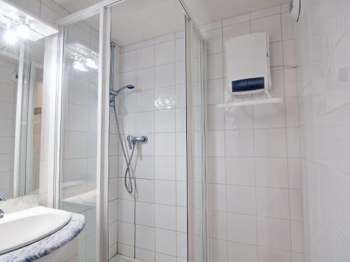 une salle de bain avec douche et lavabo dans l'établissement Apartment Villaret 317 by Interhome, aux Menuires