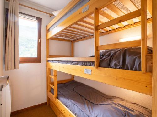 une chambre avec deux lits superposés dans l'établissement Apartment Astragale 412 A by Interhome, aux Menuires
