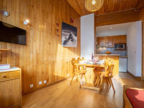 una cucina con tavolo e sedie in una stanza di Apartment Le Curling B-21 by Interhome a Tignes