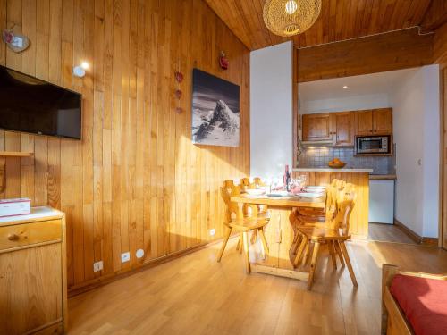 une cuisine avec une table et des chaises dans une pièce dans l'établissement Apartment Le Curling B - Val Claret-21 by Interhome, à Tignes
