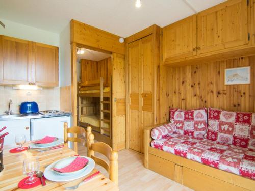 un salon avec un canapé et une table dans l'établissement Apartment Plein Soleil-3 by Interhome, à La Toussuire