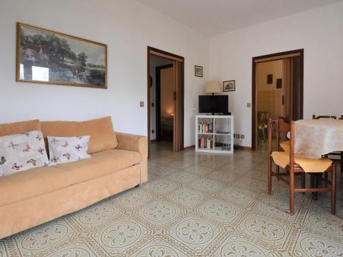 ein Wohnzimmer mit einem Sofa und einem Tisch in der Unterkunft Holiday Home Villa Laura by Interhome in Vesta
