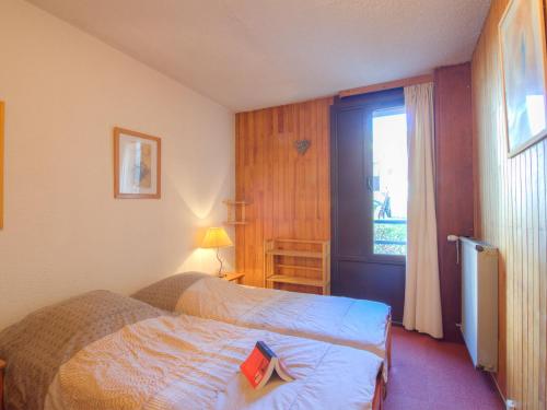 une chambre d'hôtel avec un lit avec un livre dessus dans l'établissement Apartment Le Curling B - Val Claret-9 by Interhome, à Tignes