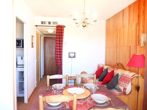 salon ze stołem i kanapą w obiekcie Apartment Bellard-2 by Interhome w mieście La Toussuire