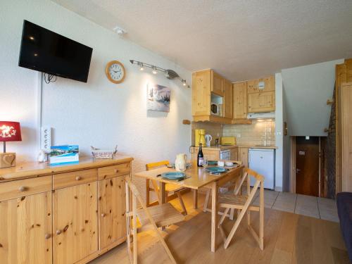 uma cozinha com uma mesa de madeira e uma sala de jantar em Apartment Brelin-9 by Interhome em Les Menuires