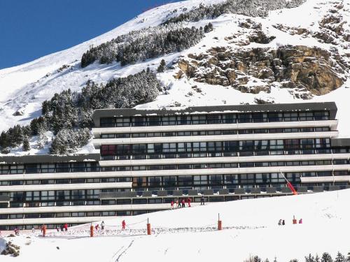 um edifício em frente a uma montanha coberta de neve em Apartment Brelin-9 by Interhome em Les Menuires