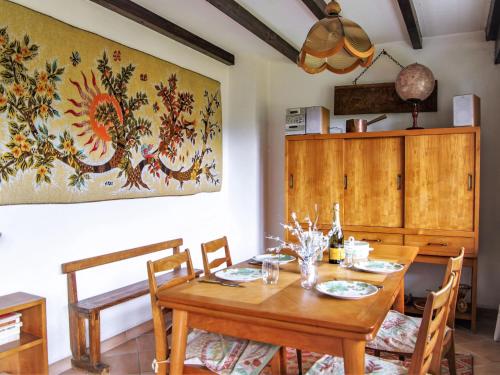 - une salle à manger avec une table et des chaises en bois dans l'établissement Apartment Le Bois du Bouchet-1 by Interhome, à Chamonix-Mont-Blanc