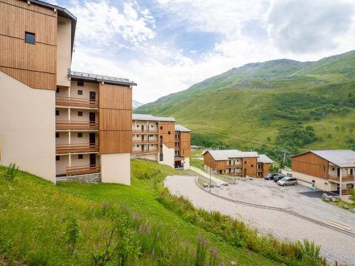 Une petite ville avec des bâtiments et une montagne dans l'établissement Apartment Asters 318 Bâtiment A1 by Interhome, aux Menuires