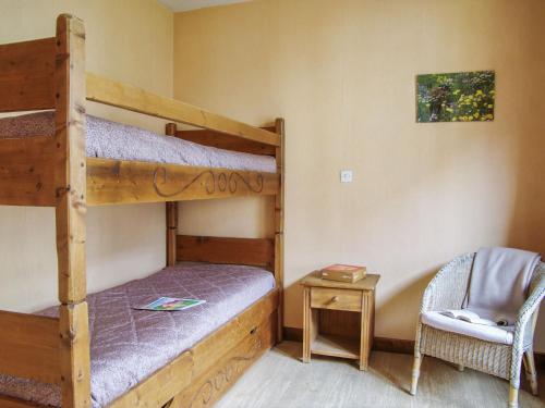 - une chambre avec 2 lits superposés et une chaise dans l'établissement Apartment l'Armancette by Interhome, à Chamonix-Mont-Blanc