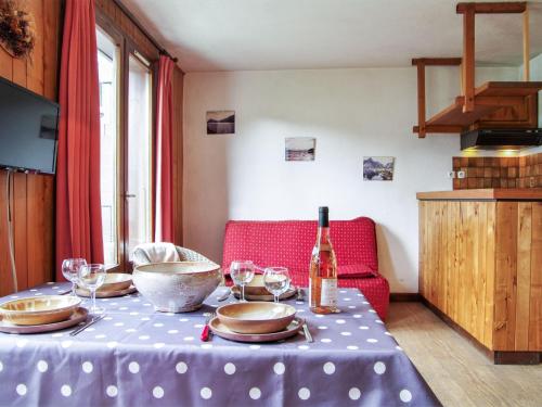 - une table avec des assiettes, des verres et une bouteille de vin dans l'établissement Apartment l'Armancette by Interhome, à Chamonix-Mont-Blanc
