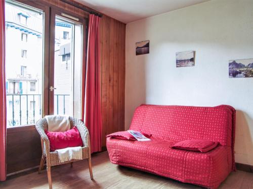 sala de estar con sofá rojo y silla en Apartment l'Armancette by Interhome, en Chamonix-Mont-Blanc