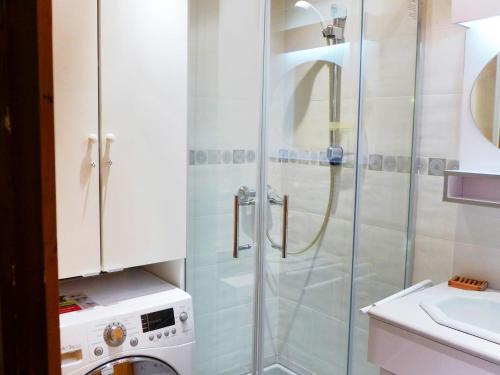une salle de bain avec douche et machine à laver dans l'établissement Apartment Les Charmoz-3 by Interhome, à Chamonix-Mont-Blanc