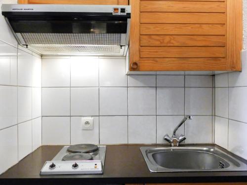 cocina pequeña con fregadero y fogones en Apartment Le Choucas by Interhome, en Chamonix-Mont-Blanc