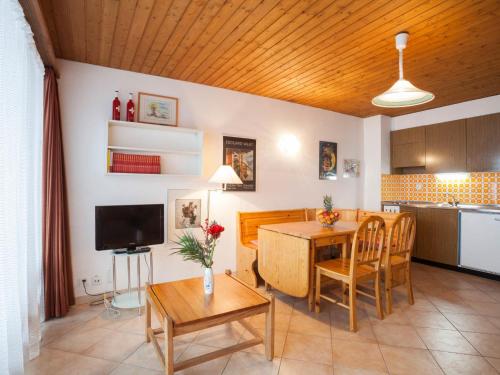 Il comprend un salon avec une table à manger et une cuisine. dans l'établissement Apartment Essert 308 by Interhome, à Les Collons