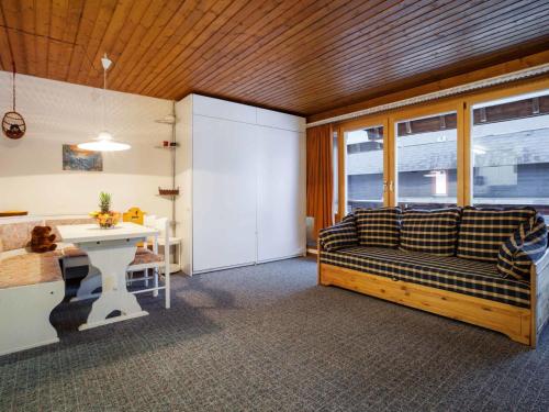 ein Wohnzimmer mit einem Sofa und einem Tisch in der Unterkunft Studio Dixence 204 by Interhome in Les Collons