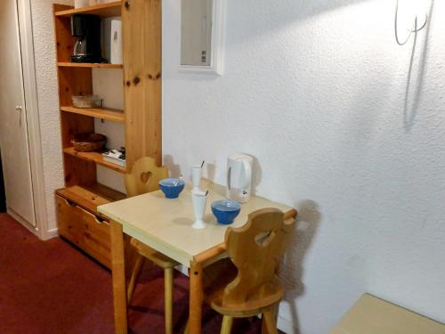 - une petite table dans une chambre avec une chaise en bois dans l'établissement Apartment La Forclaz-2 by Interhome, à Chamonix-Mont-Blanc