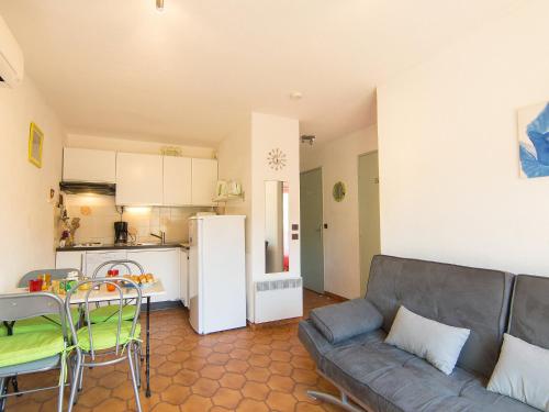 un salon avec un canapé et une cuisine dans l'établissement Apartment La Croix du Sud-4 by Interhome, à Cavalaire-sur-Mer