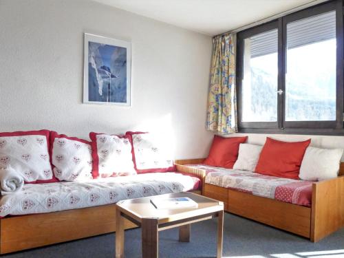 Sala de estar con 2 sofás y mesa en Apartment Le Chamois Blanc-10 by Interhome en Chamonix-Mont-Blanc