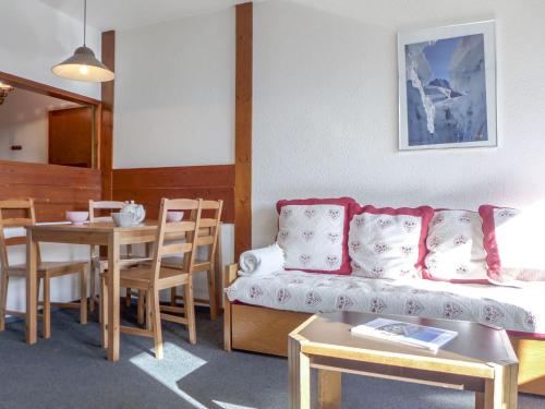 un salon avec un canapé et une table dans l'établissement Apartment Le Chamois Blanc-10 by Interhome, à Chamonix-Mont-Blanc