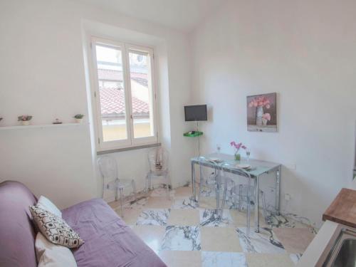 ein Wohnzimmer mit einem Tisch und einem Fenster in der Unterkunft Apartment Bufalini 3 - Michelangelo by Interhome in Florenz