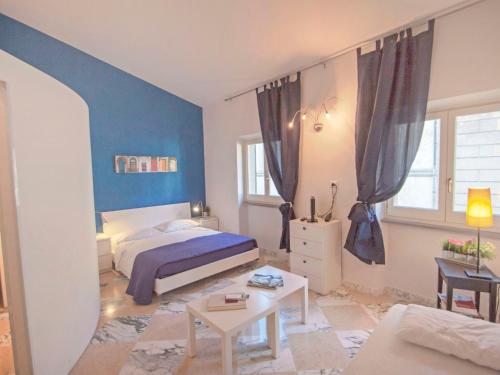 1 dormitorio con cama y pared azul en Apartment Bufalini 2 - Raffaello by Interhome, en Florencia