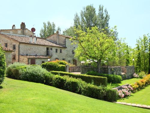 una casa antigua con un jardín delante de ella en Apartment Aia by Interhome, en Rapolano Terme