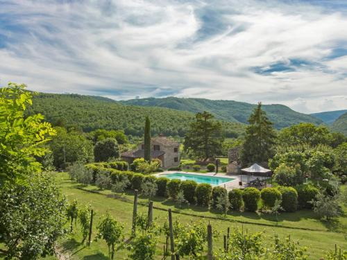 una finca en las colinas con piscina en Holiday Home Sunflower by Interhome, en Acqualoreto