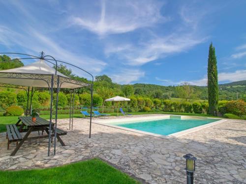 una piscina con tavolo e ombrellone di Holiday Home Sunflower by Interhome ad Acqualoreto