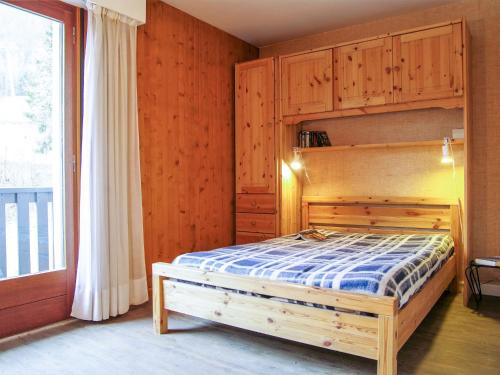 1 dormitorio con cama y ventana grande en Apartment Les Aiguilles du Brévent by Interhome, en Chamonix-Mont-Blanc