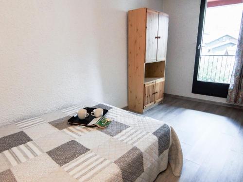 - une chambre avec un lit, une couverture et une armoire dans l'établissement Apartment Gentiane-3 by Interhome, à Chamonix-Mont-Blanc