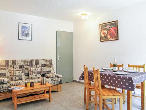 une salle à manger avec une table et un canapé dans l'établissement Apartment Gentiane-3 by Interhome, à Chamonix-Mont-Blanc