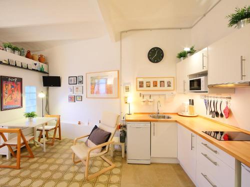 uma cozinha e sala de jantar com mesa e cadeiras em Apartment Eixample Dret Valencia - Cartagena by Interhome em Barcelona