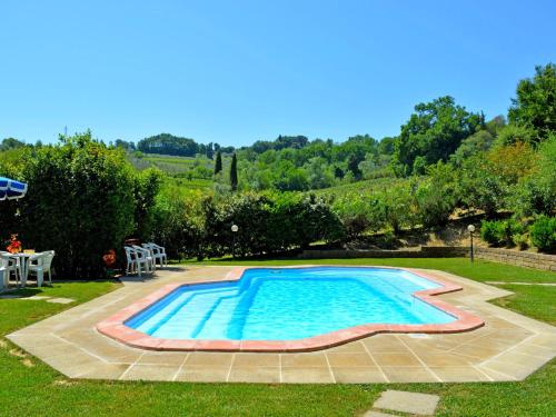 a swimming pool in the yard of a house at Holiday Home Casa dei Ciliegi by Interhome in Querce