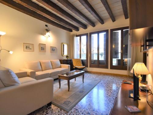 un soggiorno con divano e tavolo di Apartment Al Foghèr by Interhome a Venezia