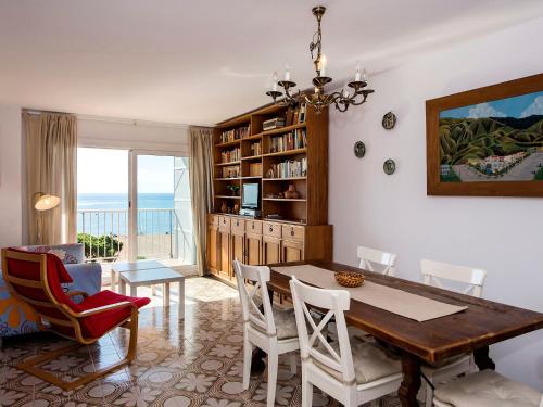 マルグラット・デ・マルにあるApartment Paisos Catalans by Interhomeのダイニングルーム(テーブル付)が備わり、海の景色を望めます。