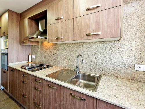 ครัวหรือมุมครัวของ Apartment Paisos Catalans by Interhome