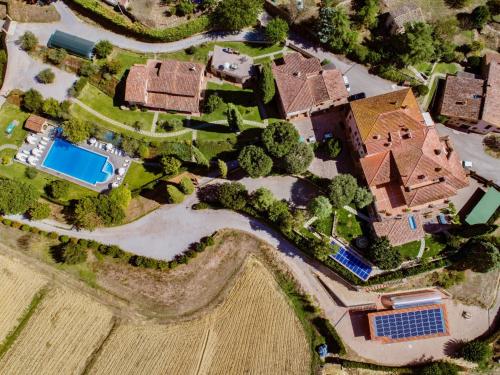 einem Luftblick auf ein Haus mit Garten und Pool in der Unterkunft Holiday Home Casa Graziani-5 by Interhome in Ravigliano