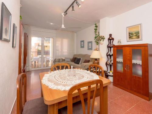 comedor y sala de estar con mesa y sillas en Apartment Edificio Garcomar I by Interhome, en Segur de Calafell