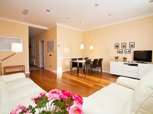 Apartment Eixample Esquerre Gran Via Balmes by Interhome