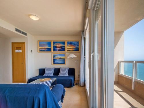 ラ・マンガ・デル・マール・メノールにあるApartment Punta Cormoran by Interhomeのリビングルーム(青いソファ、窓付)