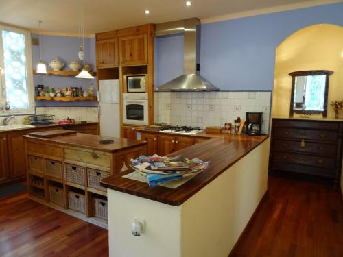 奧洛特的住宿－Apartment Olot by Interhome，厨房配有木制橱柜和台面
