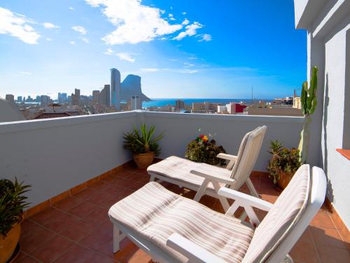 un patio con 2 sedie e un tavolo sul balcone di Apartment Playsol-1 by Interhome a Calpe