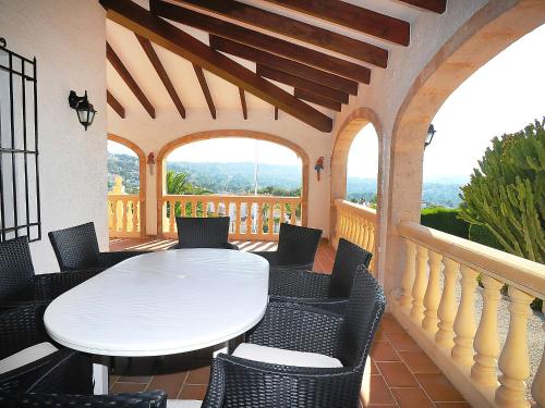 un patio con tavolo e sedie sul balcone. di Holiday Home Portichol by Interhome a Balcon del Mar