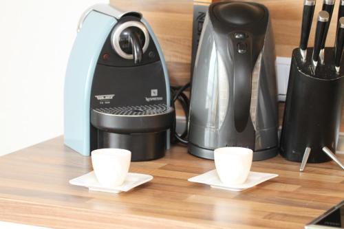 Utensilios para hacer té y café en Emma Apartments-